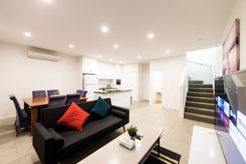 3BR Townhouse Double Garage Walk To Lake Ginninderra - Accommodation Kalgoorlie 0