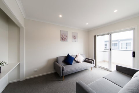 3BR Townhouse Double Garage Walk To Lake Ginninderra - Accommodation Kalgoorlie 3