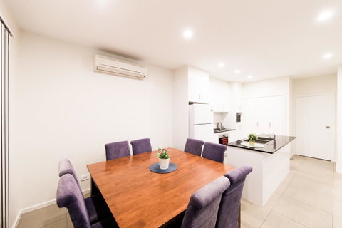 3BR Townhouse Double Garage Walk To Lake Ginninderra - Accommodation Kalgoorlie 2