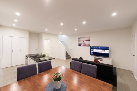 3BR Townhouse Double Garage Walk To Lake Ginninderra - Accommodation Kalgoorlie 1