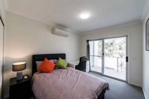 3BR Townhouse Double Garage Walk To Lake Ginninderra - Accommodation Kalgoorlie 7
