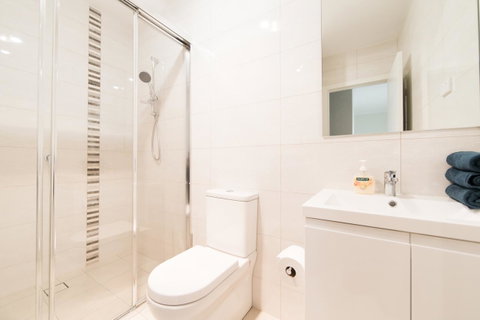 3BR Townhouse Double Garage Walk To Lake Ginninderra - Accommodation Kalgoorlie 5