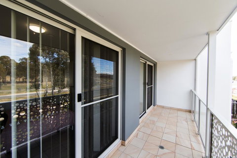 3BR Townhouse Double Garage Walk To Lake Ginninderra - Accommodation Kalgoorlie 8