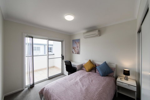 3BR Townhouse Double Garage Walk To Lake Ginninderra - Accommodation Kalgoorlie 4