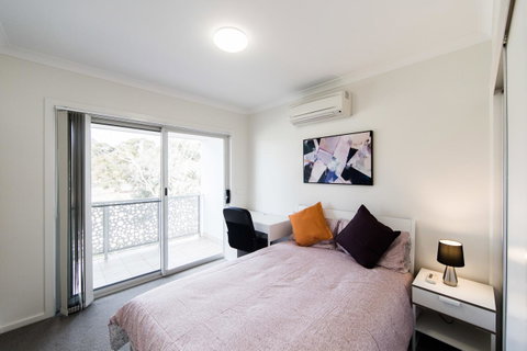 3BR Townhouse Double Garage Walk To Lake Ginninderra - Accommodation Kalgoorlie 6