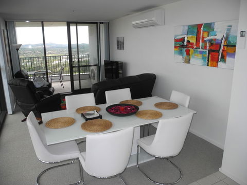 3BR Executive Apartment With Lake And Mountain Views - Accommodation Kalgoorlie 8