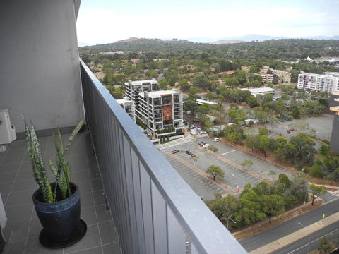 3BR Executive Apartment With Lake And Mountain Views - Accommodation Kalgoorlie 12