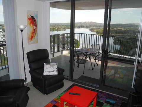 3BR Executive Apartment With Lake And Mountain Views - Accommodation Kalgoorlie 1