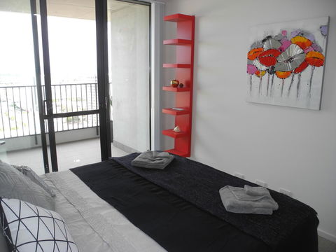 3BR Executive Apartment With Lake And Mountain Views - Accommodation Kalgoorlie 3