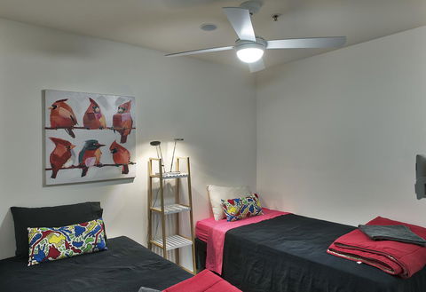 3BR Executive Apartment With Lake And Mountain Views - Accommodation Kalgoorlie 4