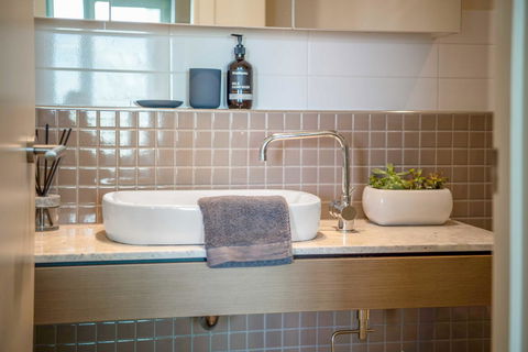 Port Adelaide Executive Waterfront Apartment - Accommodation Kalgoorlie 5