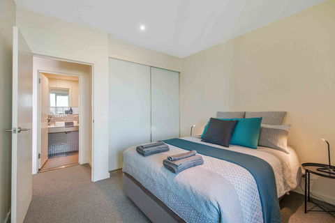Port Adelaide Executive Waterfront Apartment - Accommodation Kalgoorlie 3