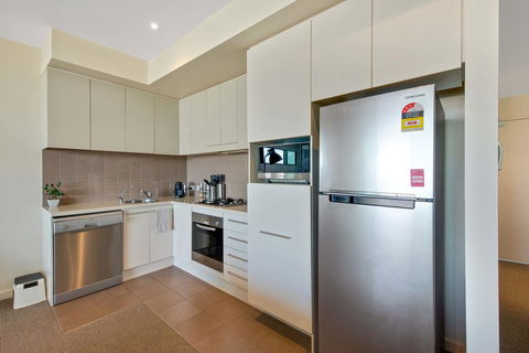 Port Adelaide Executive Waterfront Apartment - Accommodation Kalgoorlie 6