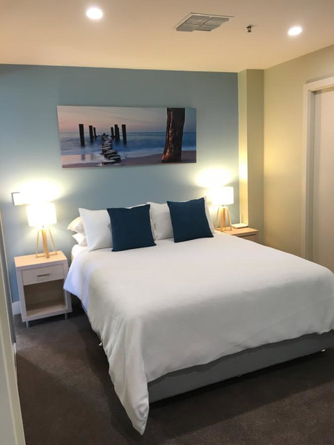 Beachside Luxury Apartments One & Two Bedroom In Beachfront Oaks Pier Building - Accommodation Kalgoorlie 23