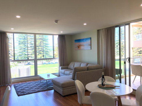 Beachside Luxury Apartments One & Two Bedroom In Beachfront Oaks Pier Building - Accommodation Kalgoorlie 3