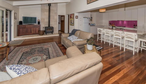 The Tudor House - Accommodation Kalgoorlie 5