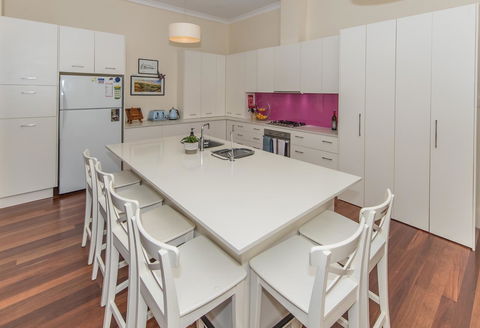 The Tudor House - Accommodation Kalgoorlie 8