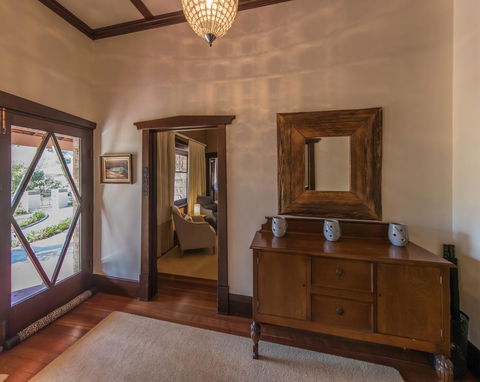 The Tudor House - Accommodation Kalgoorlie 4