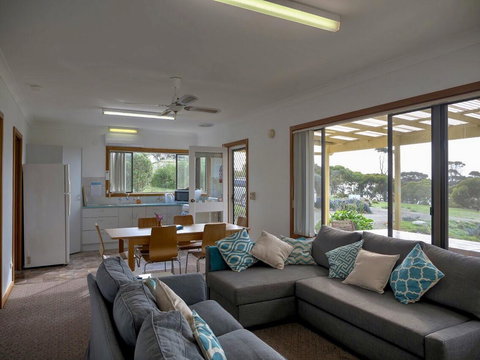 Emu Bay Holiday Homes - Accommodation Kalgoorlie 7