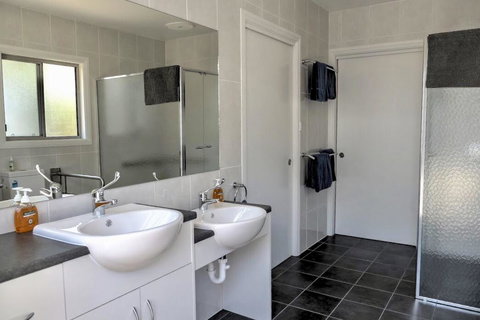 Emu Bay Holiday Homes - Accommodation Kalgoorlie 14