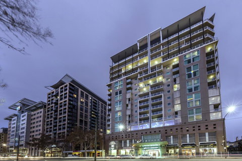 Oaks Adelaide Embassy Suites - Accommodation Kalgoorlie 0