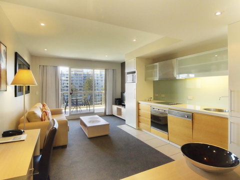 Oaks Glenelg Plaza Pier Suites - Accommodation Kalgoorlie 6