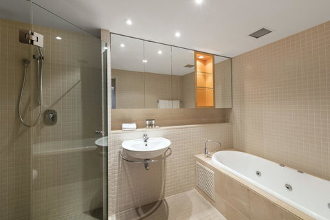 Oaks Glenelg Plaza Pier Suites - Accommodation Kalgoorlie 3