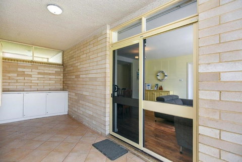 The Dolphins Beachfront Apartments - Accommodation Kalgoorlie 3