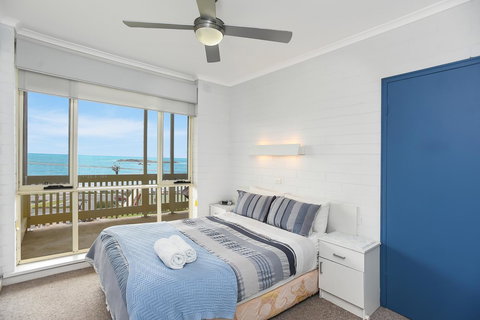 The Dolphins Beachfront Apartments - Accommodation Kalgoorlie 14