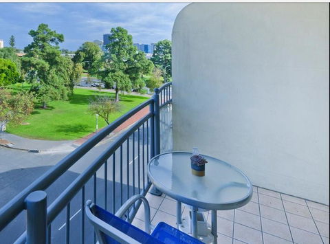 Spacious 4 BR And 2 Bathrooms City Apartment - Accommodation Kalgoorlie 7