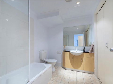 Spacious 4 BR And 2 Bathrooms City Apartment - Accommodation Kalgoorlie 8