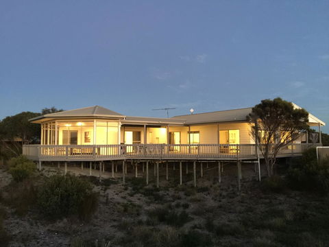 White Sands Holiday Retreat - Accommodation Kalgoorlie 0