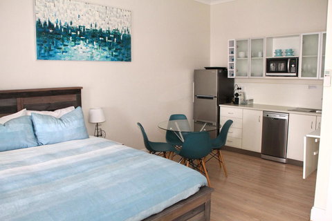Smugglers Inn Studio Apartments - Accommodation Kalgoorlie 4