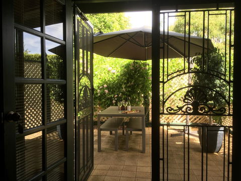 Wine And Roses Bed And Breakfast - Accommodation Kalgoorlie 4