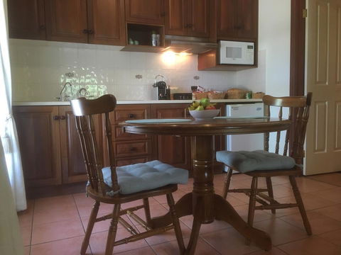 Wine And Roses Bed And Breakfast - Accommodation Kalgoorlie 2