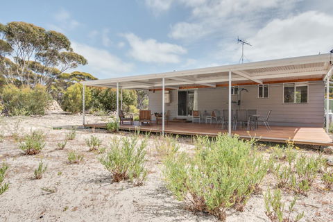 The Island House - Accommodation Kalgoorlie 6