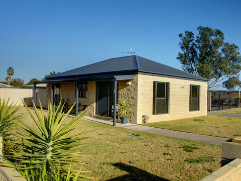 DBJ Holiday Units - Accommodation Kalgoorlie 0