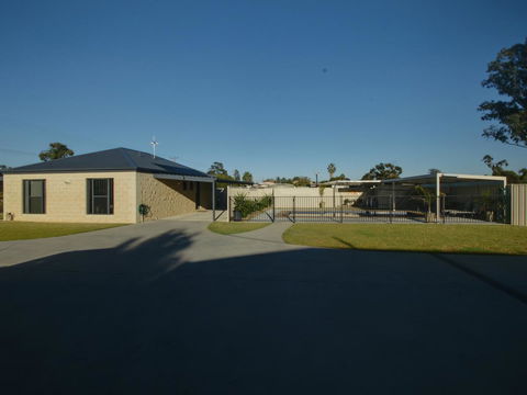 DBJ Holiday Units - Accommodation Kalgoorlie 1