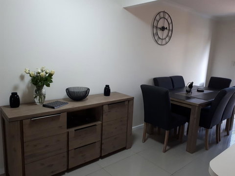Townhouse On The Marina - Accommodation Kalgoorlie 2
