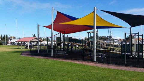 Townhouse On The Marina - Accommodation Kalgoorlie 11