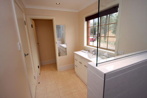 Clare Central - Accommodation Kalgoorlie 11