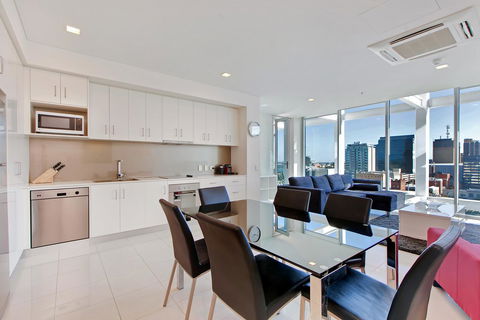 Light And Spacious, Stunning Views Of Adelaide - Accommodation Kalgoorlie 3