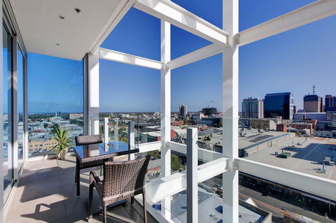 Light And Spacious, Stunning Views Of Adelaide - Accommodation Kalgoorlie 1