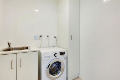 Light And Spacious, Stunning Views Of Adelaide - Accommodation Kalgoorlie 10