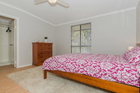 Desert Pea - Accommodation Kalgoorlie 9