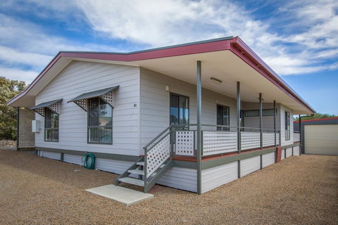 Desert Pea - Accommodation Kalgoorlie 0