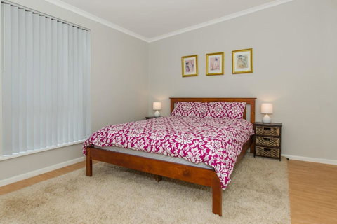 Desert Pea - Accommodation Kalgoorlie 8