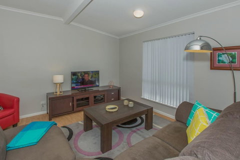 Desert Pea - Accommodation Kalgoorlie 3