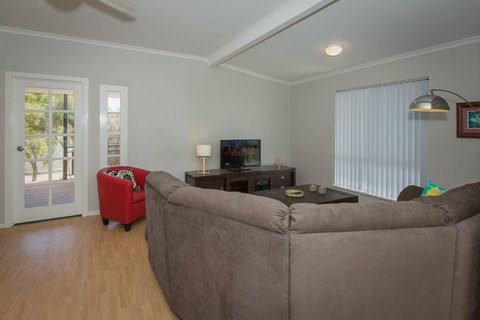 Desert Pea - Accommodation Kalgoorlie 4