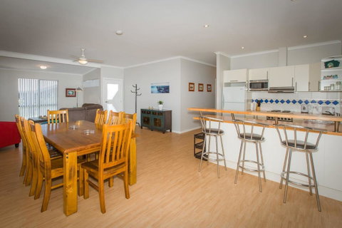 Desert Pea - Accommodation Kalgoorlie 5